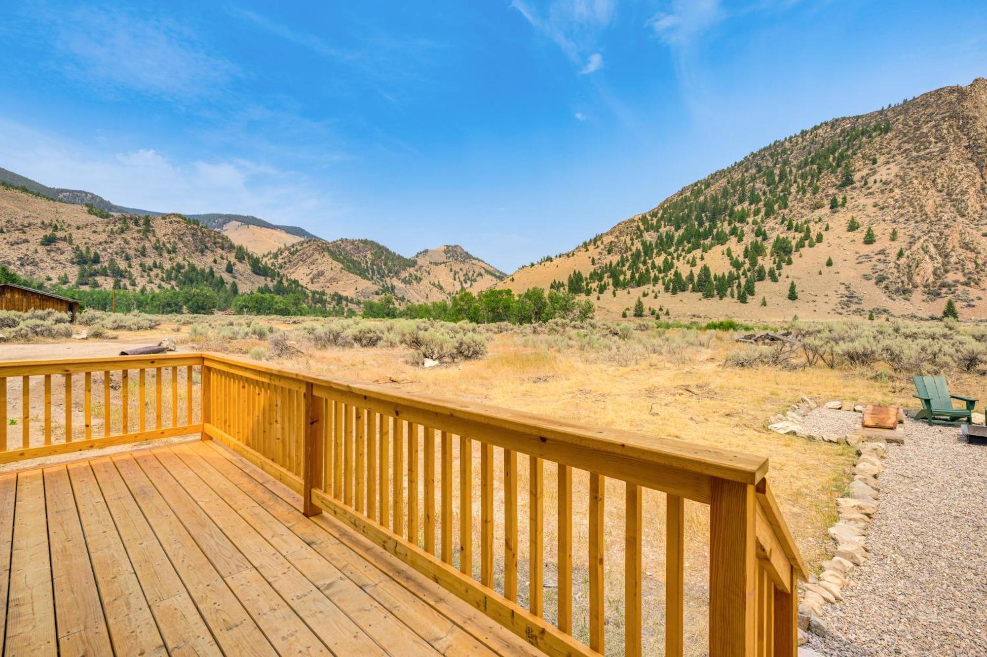 Riverfront Montana Log Cabin With Mountain Views! Villa Butte Exterior photo