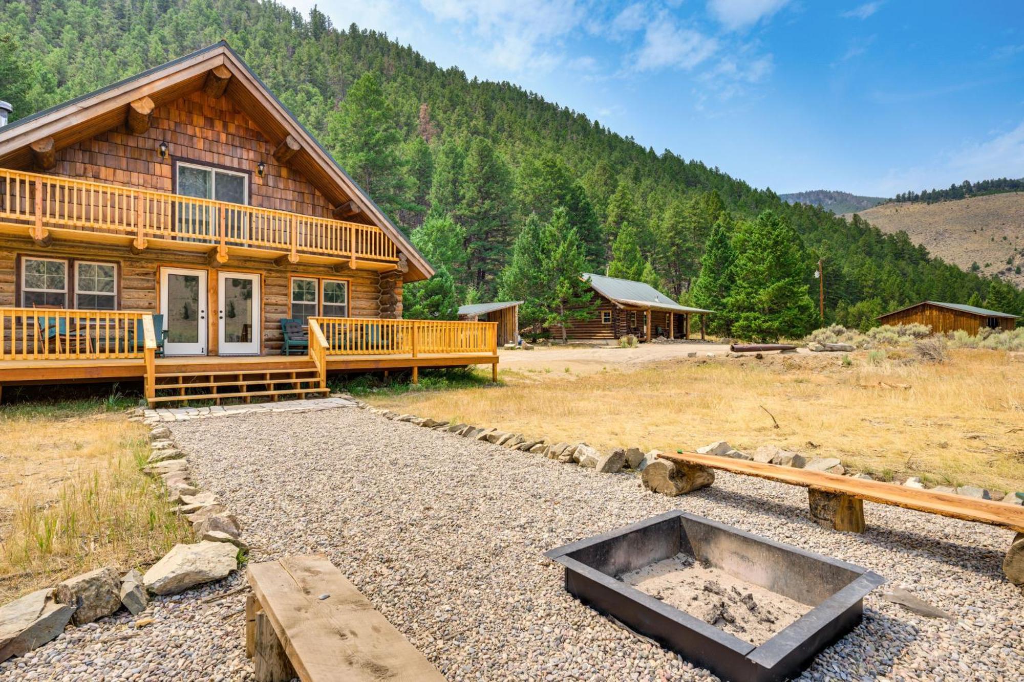 Riverfront Montana Log Cabin With Mountain Views! Villa Butte Exterior photo