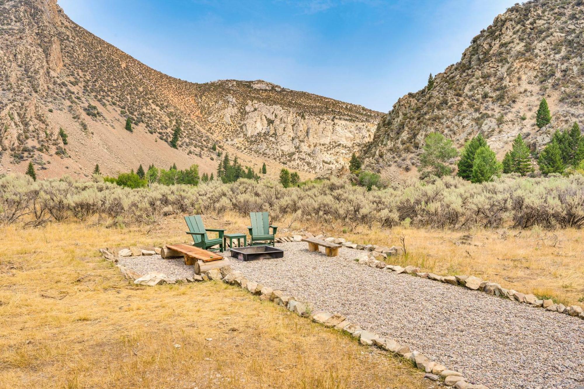 Riverfront Montana Log Cabin With Mountain Views! Villa Butte Exterior photo