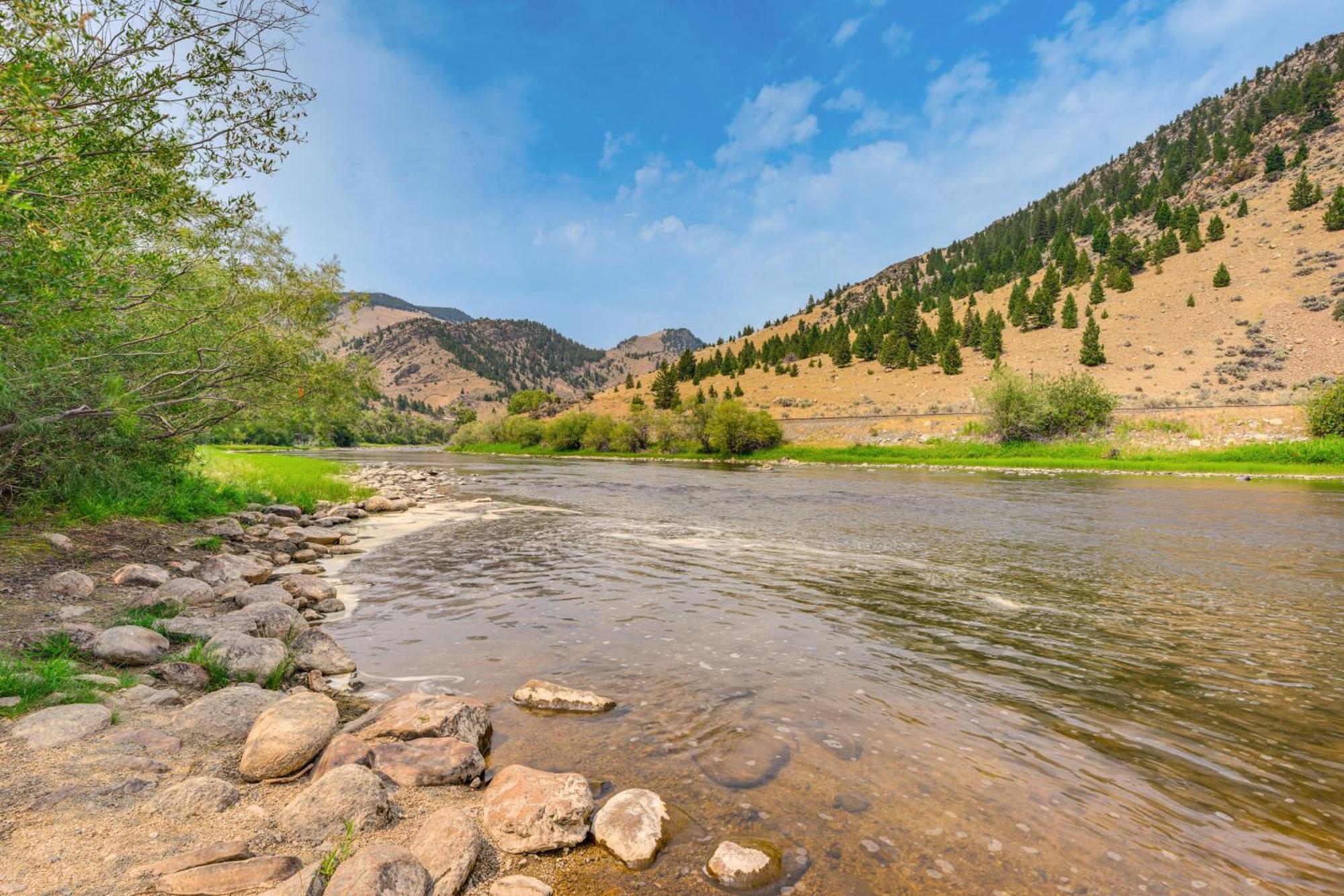 Riverfront Montana Log Cabin With Mountain Views! Villa Butte Exterior photo